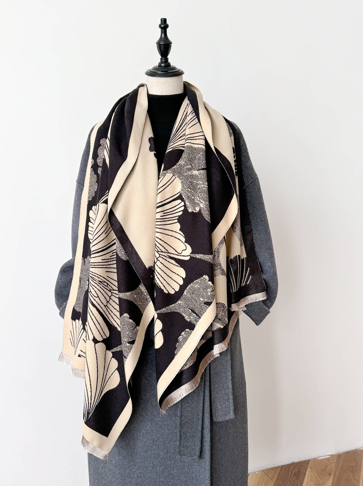 Black / Cream Large Wrap