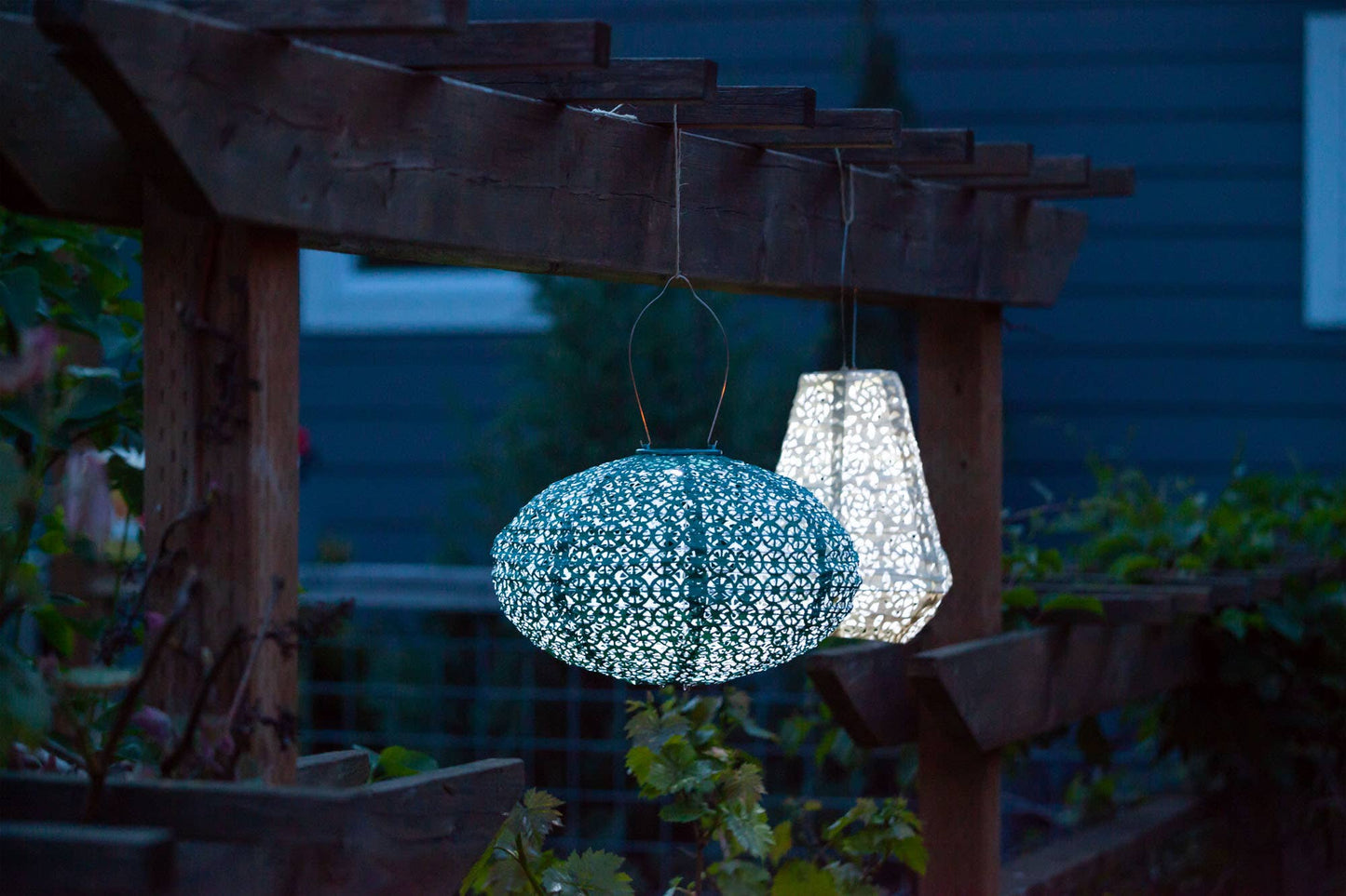 Stella Oval Wagon Wheel 9" Solar Lantern - Met Emerald